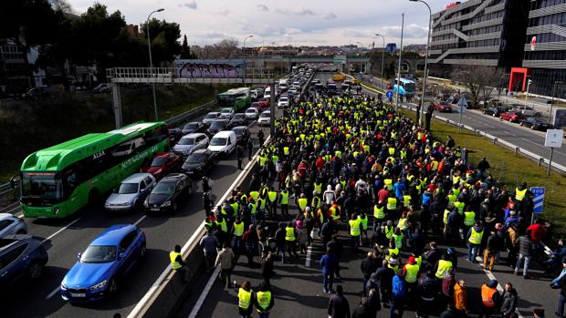 La Generalitat cede a la presión del taxi y aleja a Uber y Cabify de Barcelona