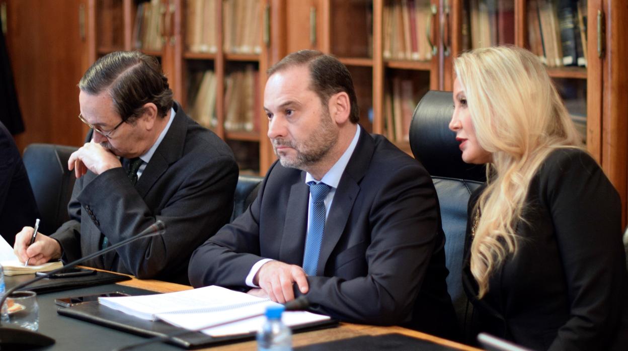 El ministro de Fomento, José Luis Ábalos (centro de la imagen) defiende que son las autonomías las que deberían legislar sobre los VTC
