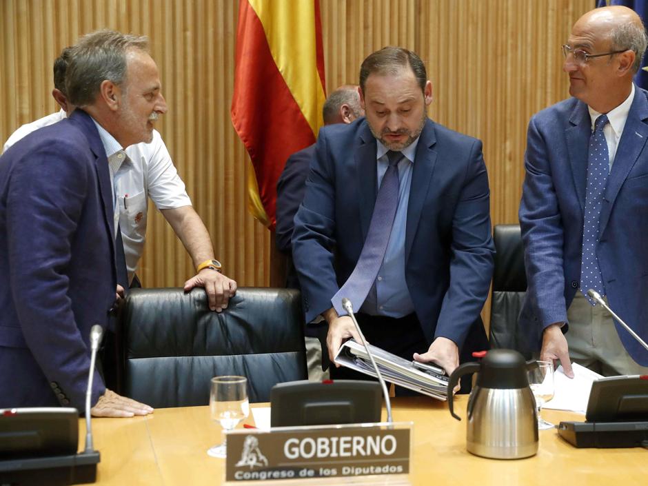 El ministro de Fomento, José Luis Ábalos, junto al presidente de la Comisión de Fomento, Celso Luis Delgado (derecha), momentos antes de su comparecencia en el Congreso de los Diputados para explicar las propuestas relacionadas con el conflicto entre vehículos de alquiler con conductor (VTC) y el sector del taxi el pasado mes de agosto