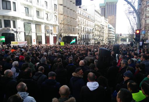 La calle de Génova, colapsada por los taxistas