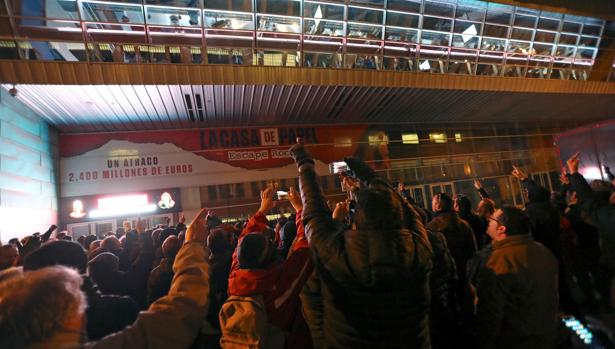 La huelga de taxis, en directo: Los taxistas tiran huevos y petardos en un acto del PP