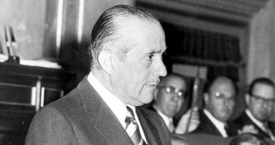 Carlos Arias Navarro durante una intervención en las Cortes en 1974