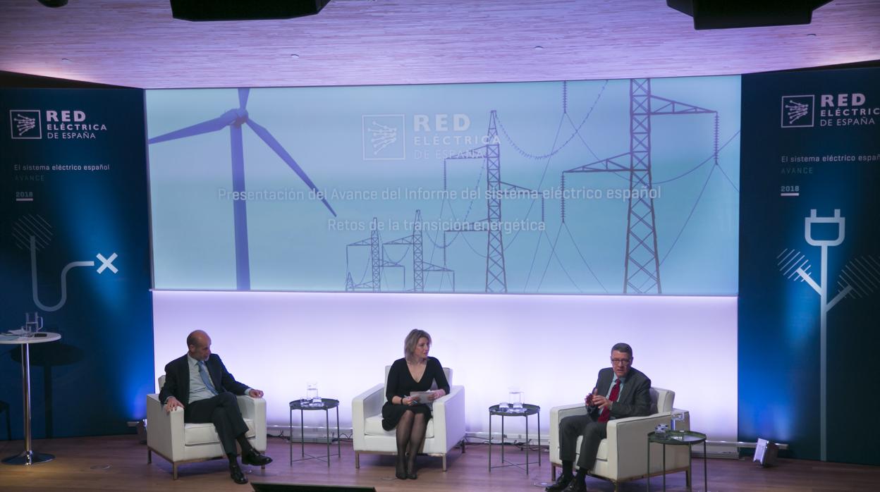 El secretario de Estado de Energia, a la izquierda, y el presidente de REE, esta mañana