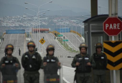 Frontera entre Colombia y Venezuela está bloqueda por los militares y no dejan pasar ayuda humanitaria