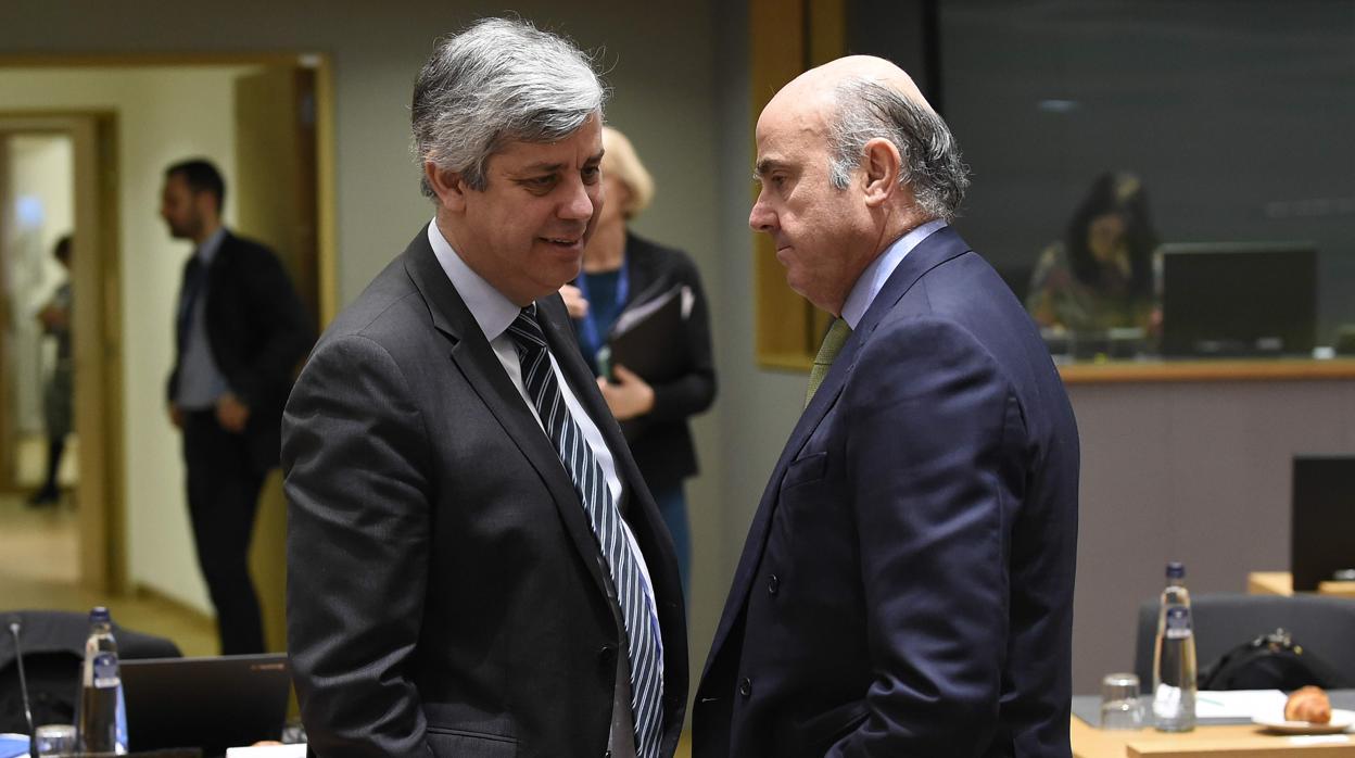 El presidente del Eurogrupo luso, Mario Centeno, con el vicepresidente del BCE, Luis de Guindos