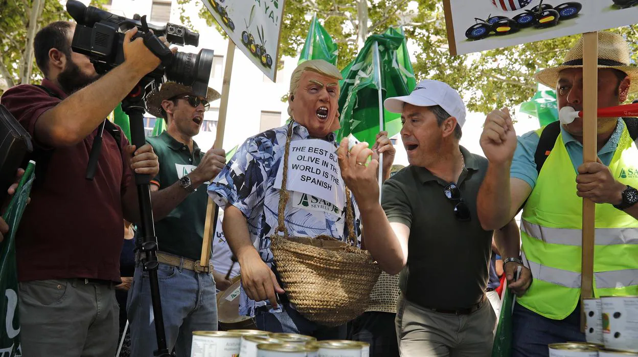 Protesta en Sevilla, donde participó un manifestante disfrazado de Donald Trump