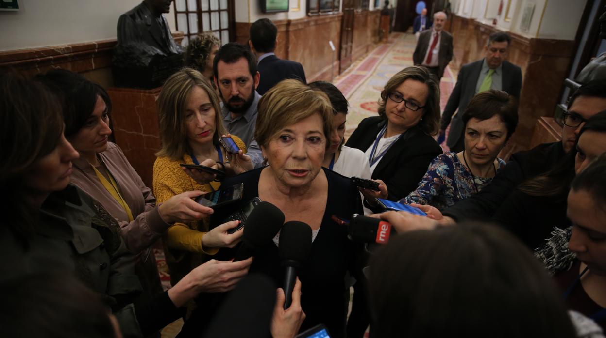 La presidenta de la Comisión del Pacto de Toledo en los pasillos del Congreso