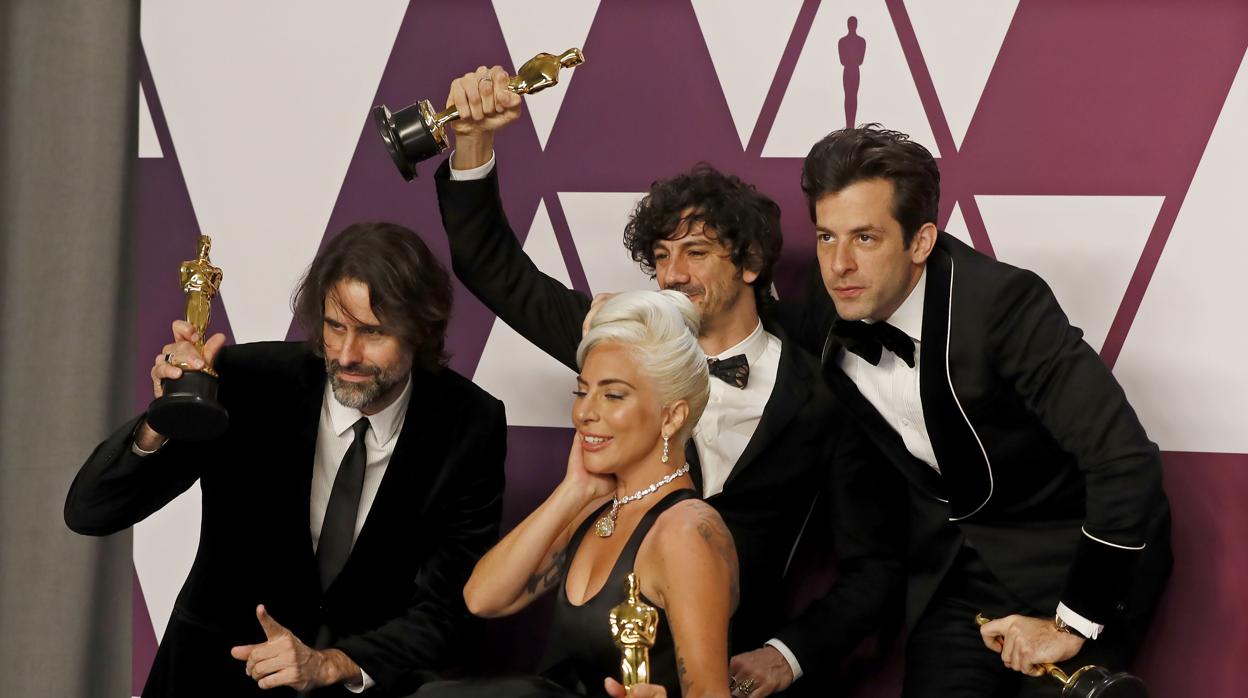 (De izda a dcha) Andrew Wyatt, Anthony Rossomando, Mark Ronson y Lady Gaga posan con el Oscar a la Mejor Canción Original por «Shallow» durante la 91 Ceremonia de los Oscar