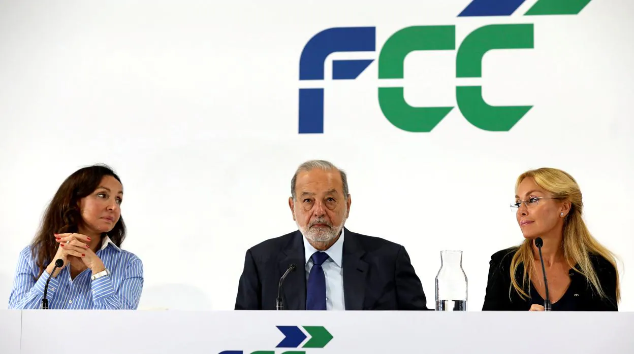 (De izda a dcha) Esther Koplowitz, presidenta de FCC , el máximo accionista de la constructora Carlos Slim y la consejera Alicia Koplowitz