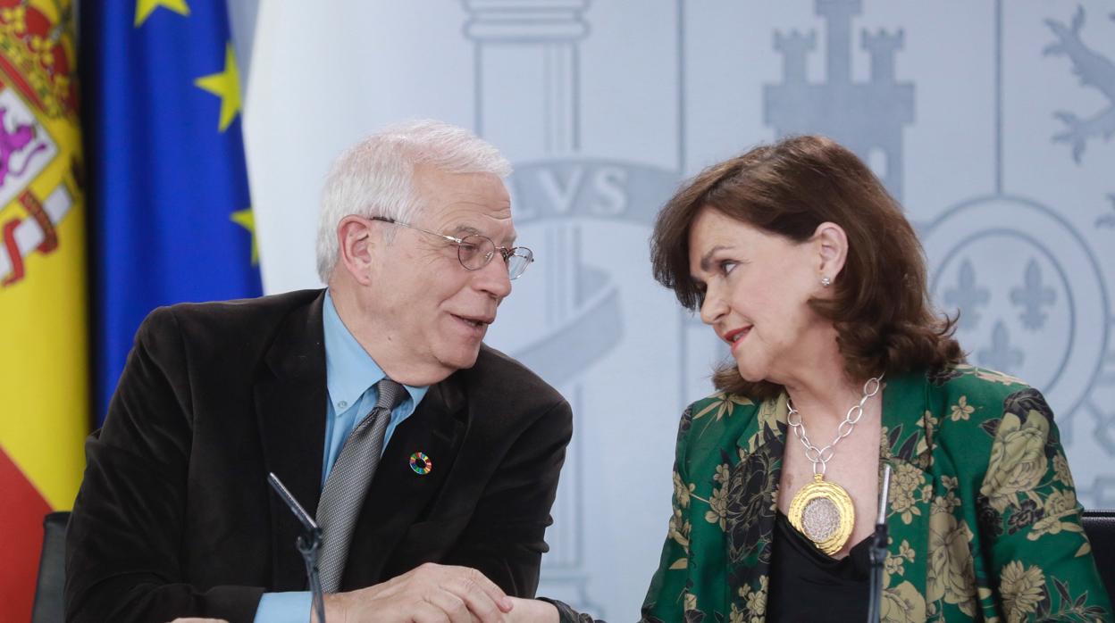 El ministro de Exteriores, Josep Borrell (izda) junto a la vicepresidenta del Gobierno, Carmen Calvo