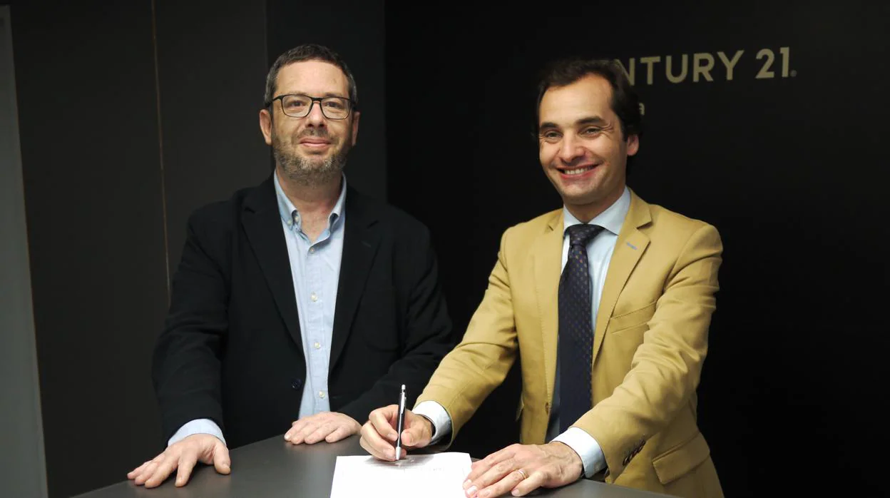 Miguel Ángel Alemany, director general de pisos.com (izda), y Ricardo Sousa, CEO de Century 21 (dcha)
