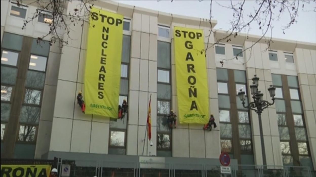 Imagen de archivo de unos activistas de Greenpeace que desplegaron unas pancartas en la sede del CSN