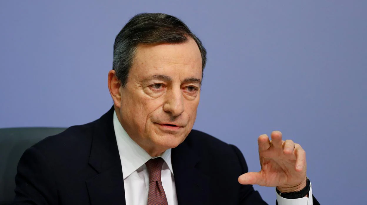 El deterioro fuerza a Draghi a inyectar más liquidez y aplazar el alza de tipos