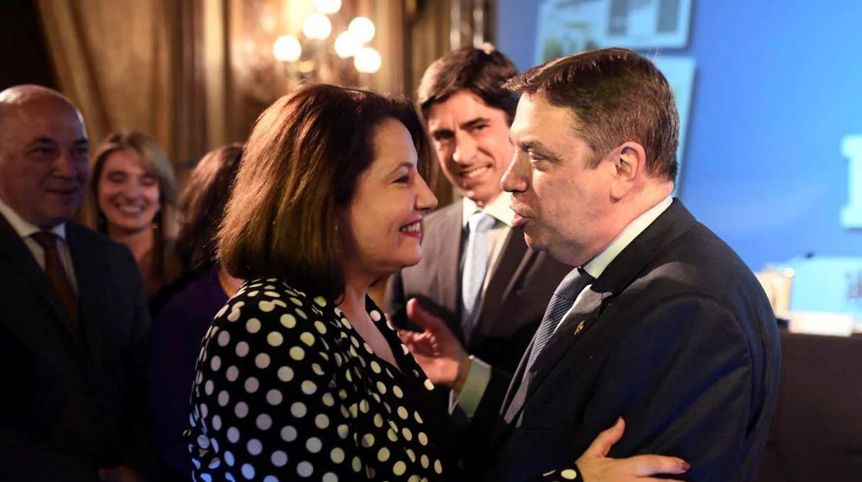 La consejera Carmen Crespo con el ministro de Agricultura, Luis Planas