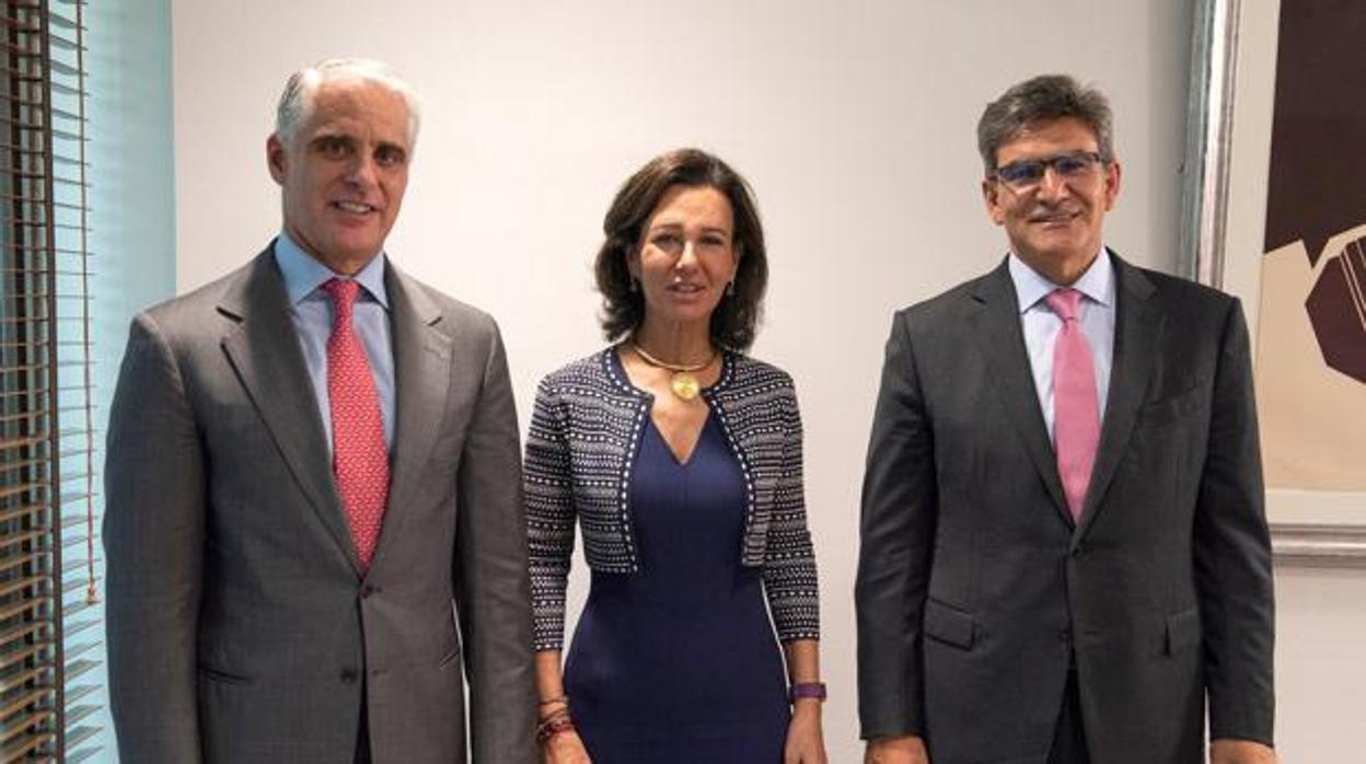 Andrea Orcel, a la izquierda de la presidenta del Santander, Ana Botín, y el consejero delegado, José Antonio Álvarez