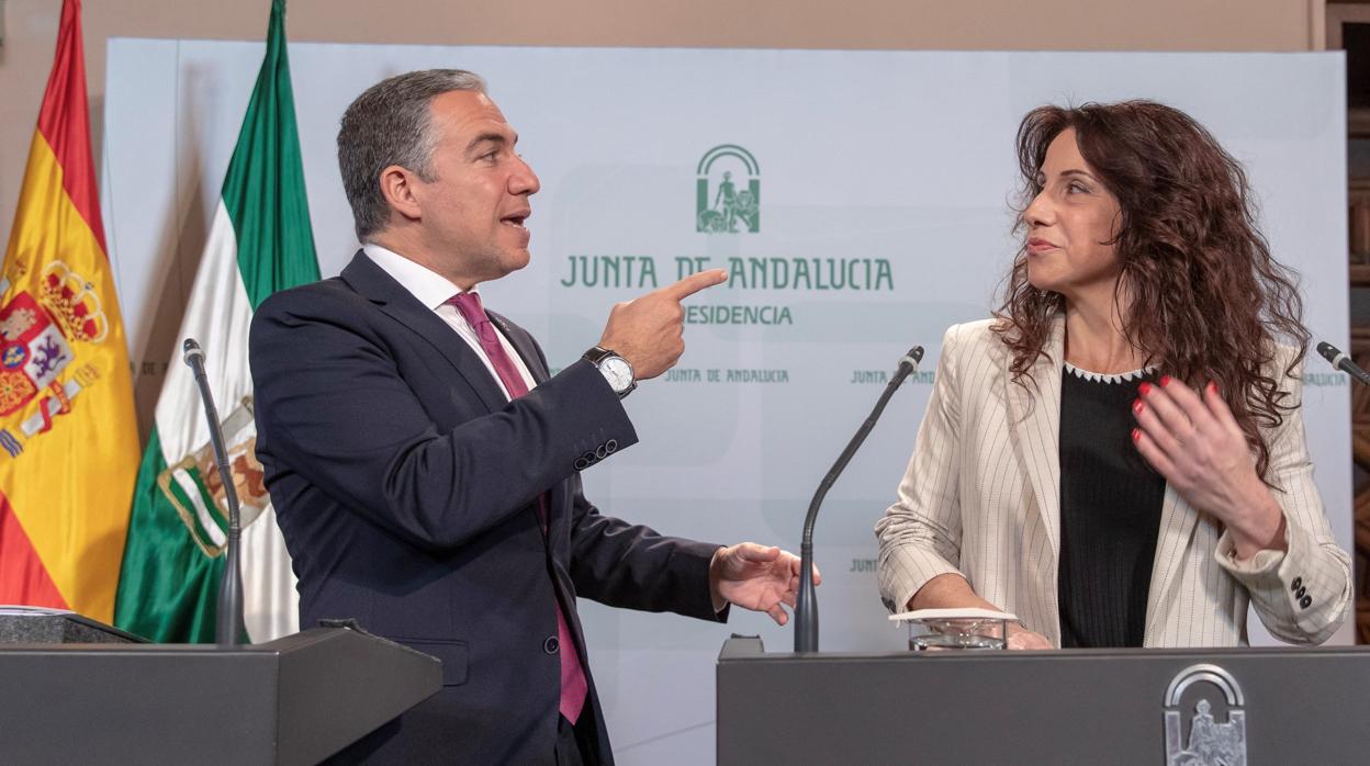 Elías Bendodo, a la izquierda, portavoz del Gobierno andaluz y Rocío Ruiz, consejera de Igualdad de la Junta