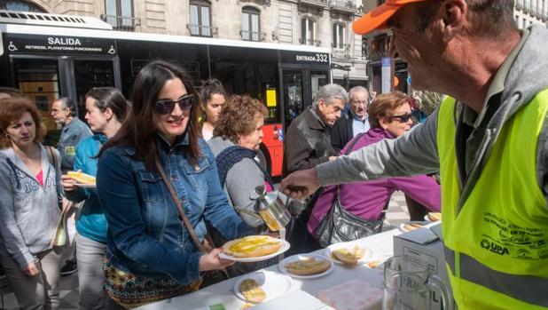 Los agricultores denuncian los «intereses ocultos» para hundir el precio del aceite español