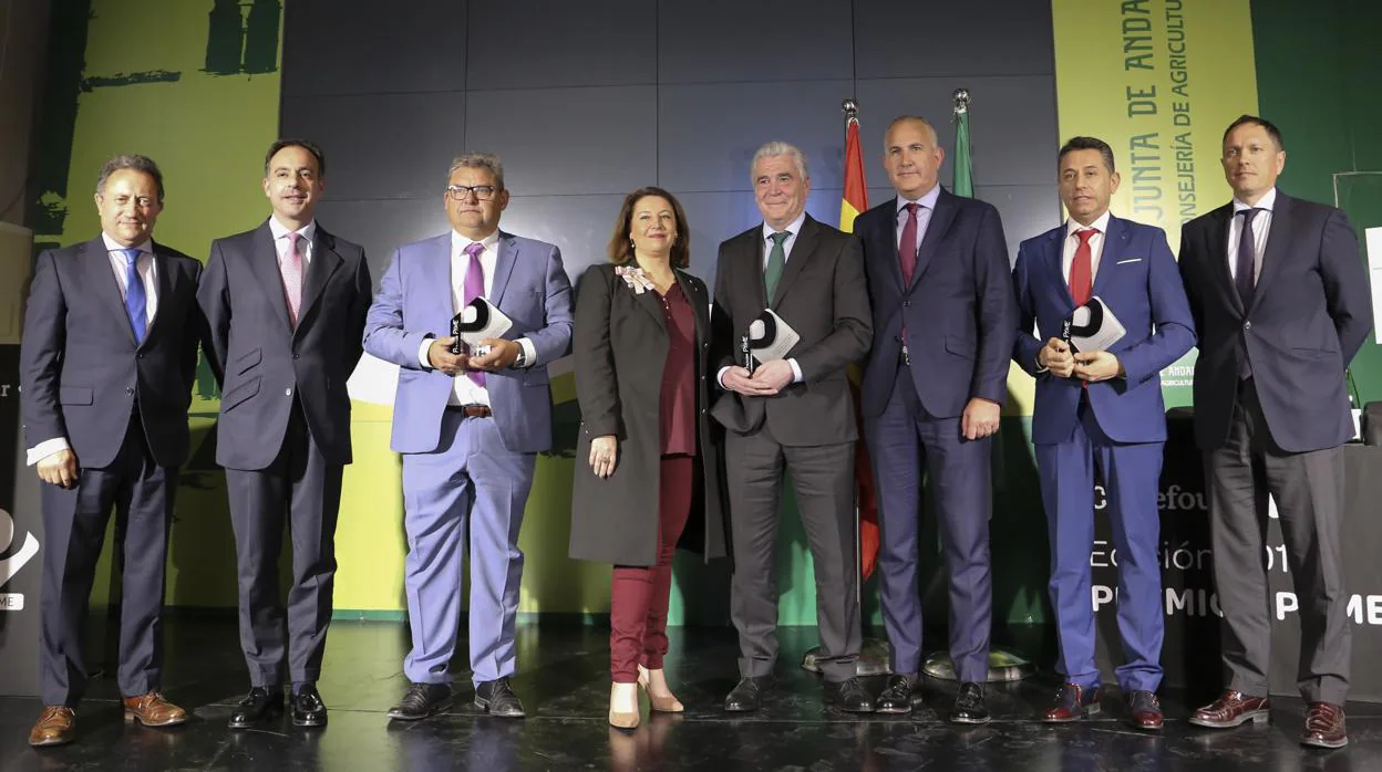 La consejera de Agricultura, Carmen Crespo, con los premiados y los responsables de Carrefour