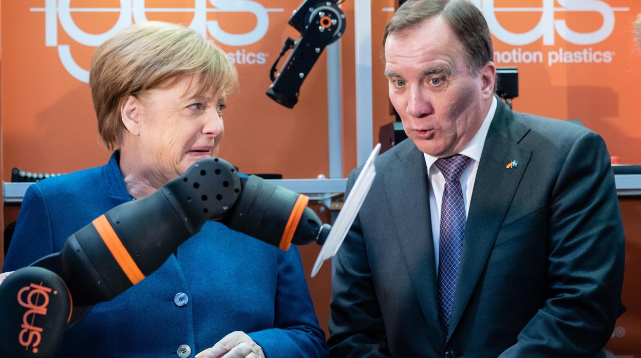 La canciller de Alemania, Angela Merkel (izda) junto a su homólogo sueco, Stefan Loevfen