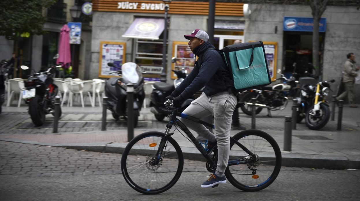 Los repartidores de comida a domicilio pasan a formar parte de los convenios de hostelería