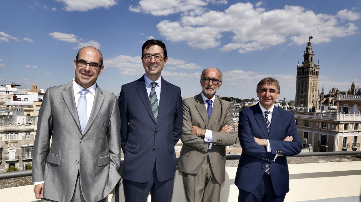 Jorge Badía, nuevo CEO de Cuatrecasas (segundo por la izda) y el presidente del bufete, Rafael Fontana (segundo por la dcha)