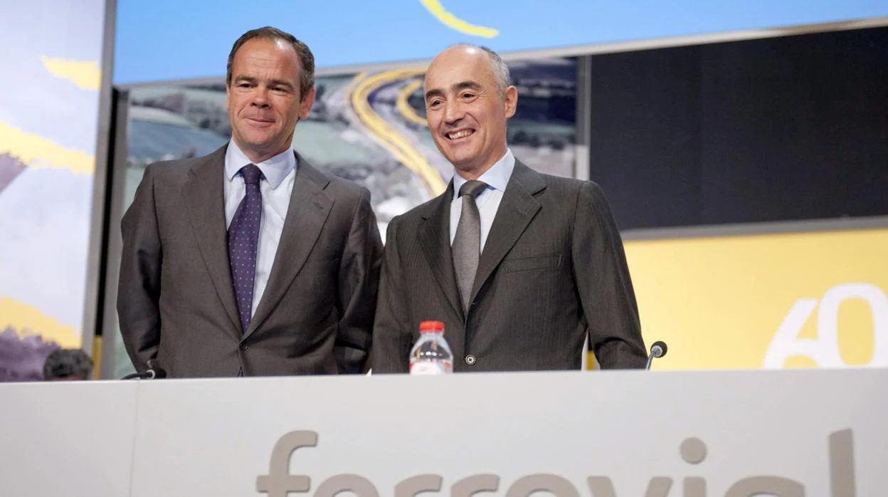 El presidente de Ferrovial, Rafael Del Pino (d), y el consejero delegado, Íñigo de Meirás