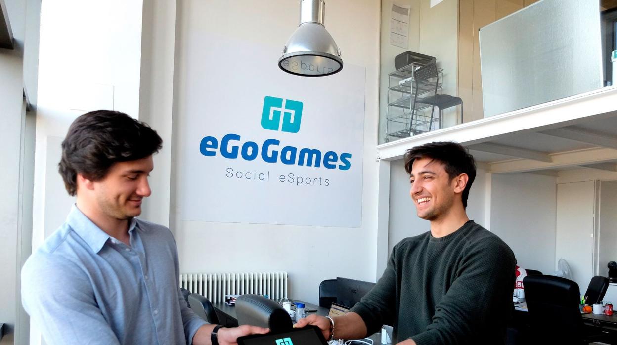Baldomero Sánchez (izda) y Alejandro Sáez (dcha), cofundadores de la plataforma «eGoGames»