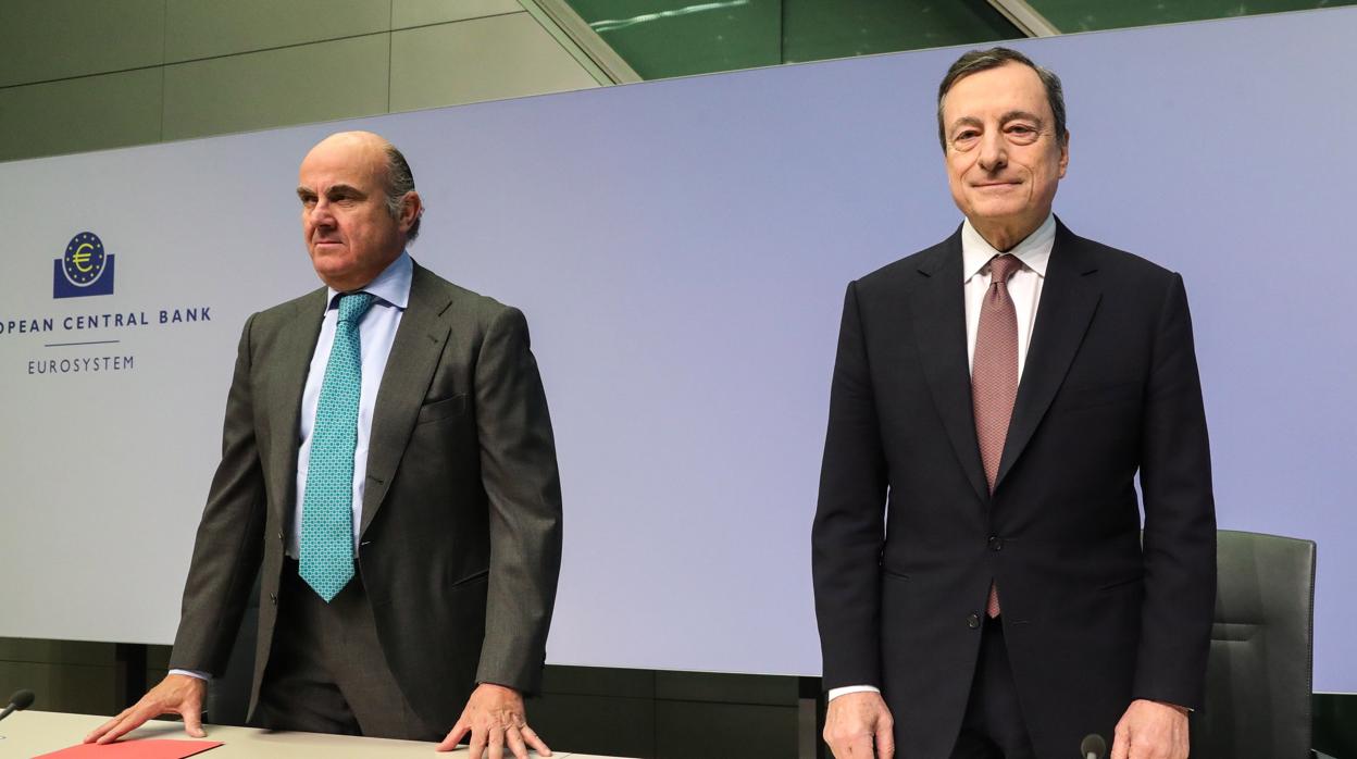 El vicepresidente del BCE, Luis de Guindos (izda) y el presidente de la institución, Mario Draghi