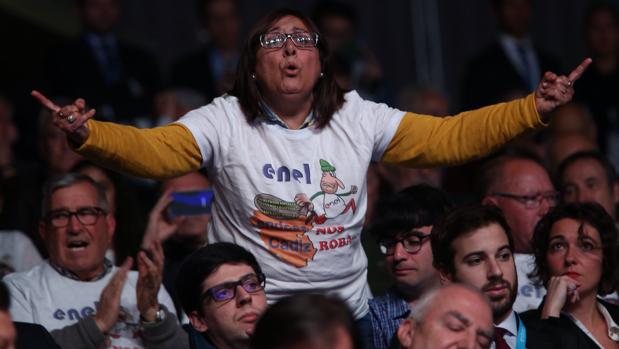 El consejo de Endesa recibe numerosos pitos en la junta de accionistas