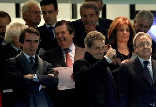 Prado, detrás de Aznar, Sarkozy y Florentino Pérez, en el palco del Bernabéu