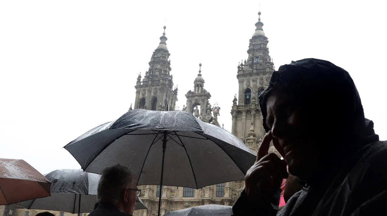 El viento y la lluvia jugaron una mala pasada a peregrions y turistas en Santiago de Compostela ayer