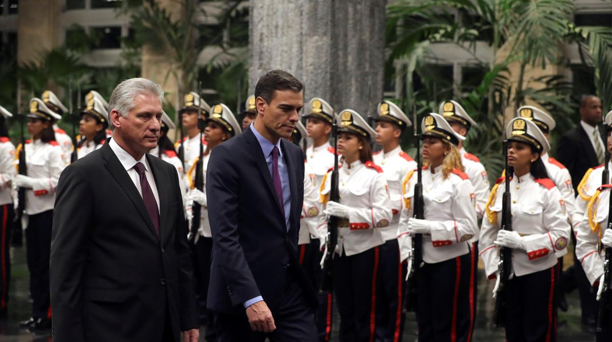 El presidente de Cuba, Miguel Díaz-Canel, junto con su homólogo español, Pedro Sánchez