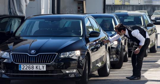 Un cnoductor de Cabify limpia su vehículo