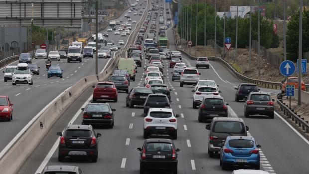 La gasolina supera los 1,4 euros el litro en una operación regreso más cara que la salida