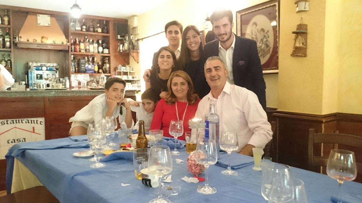 Montse García con su marido, hijos y una amiga en una celebración