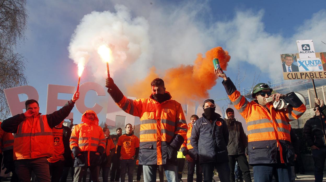 Los trabajadores de Alcoa en La Coruña en una de las protestas en defensa de sus puestos de trabajo