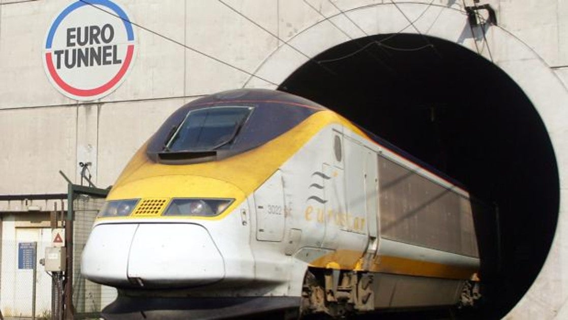 Fotografía tomada en 2006 de un tren Eurostar que sale del Eurotúnel