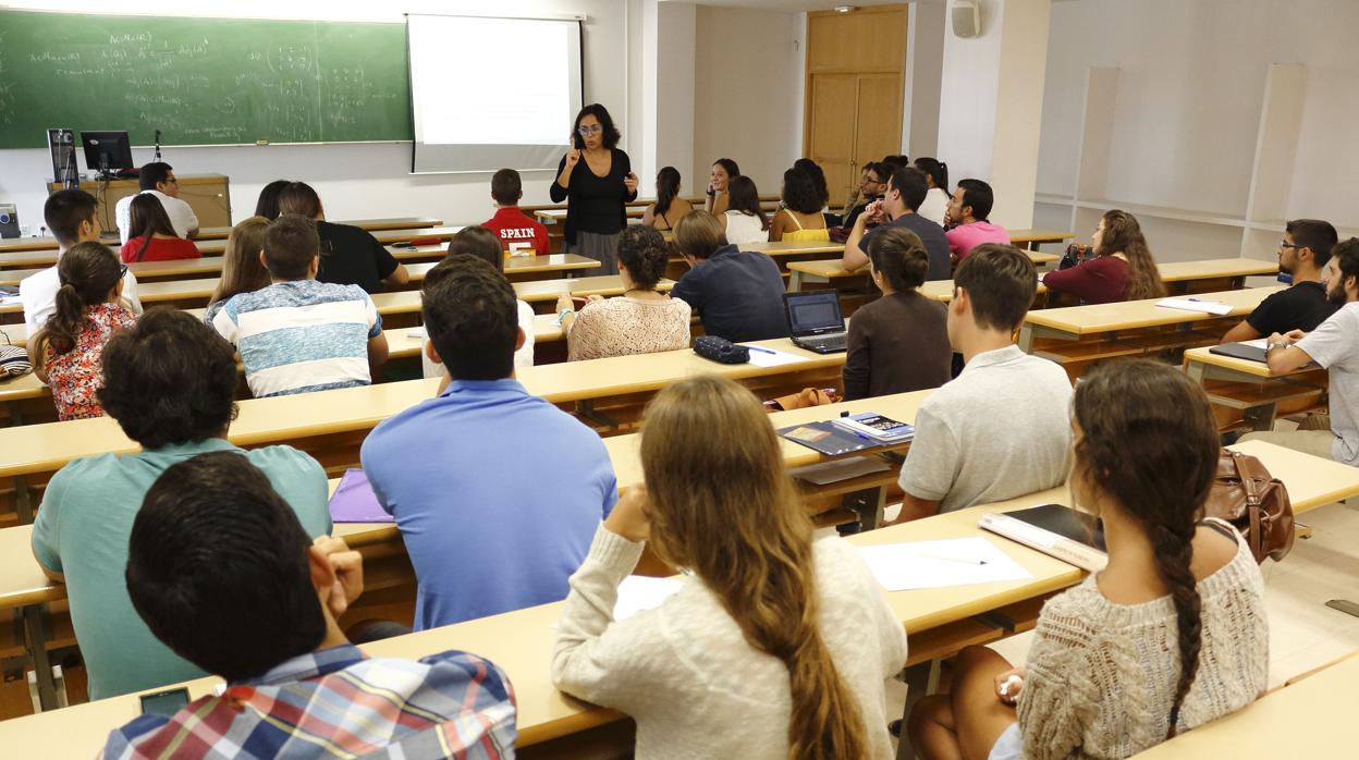 Una imagen de archivo del primer día de clase en una universidad en Sevilla