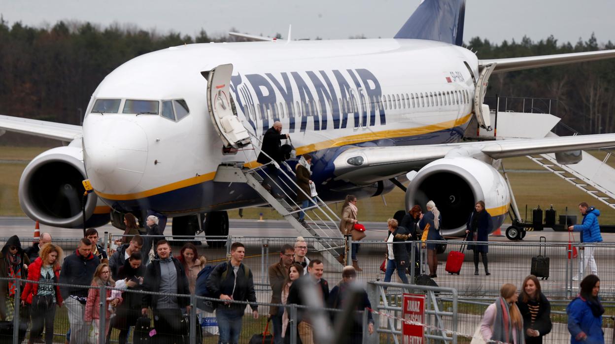 Pasajeros desembarcan de un avión de Ryanair en Varsovia, Polonia
