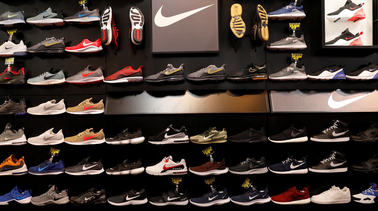 Zapatillas de Nike expuestas en una tienda de Nueva York, Estados Unidos