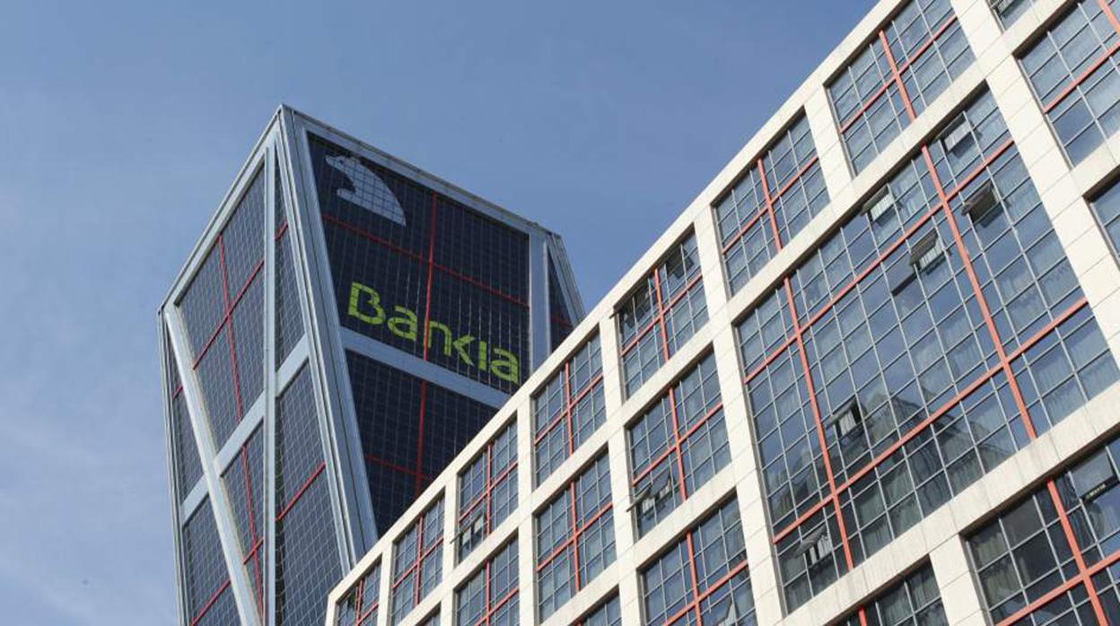 Los procesos de fusiones de entidades bancarias dieron lugar a nuevas marcas, como el ejemplo de Bankia que provenía de Caja Madrid y Bancaja