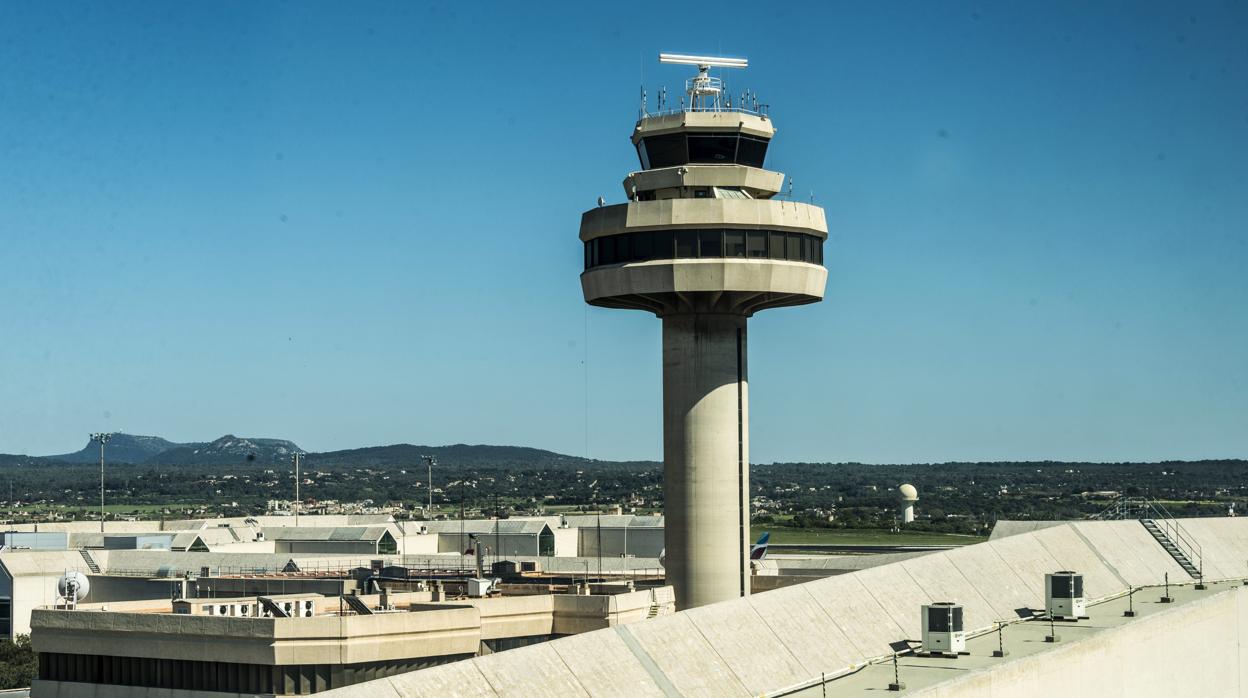 Torre de control situada en el aeropuerto de Palma de Mallorca