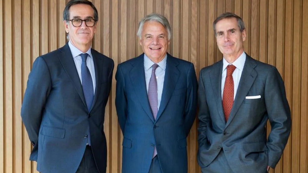 El CEO de Alantra WM, Alfonso Gil; el presidente de Mutua Madrileña, Ignacio Garralda, y el presidente de Alantra, Santiago Eguidazu