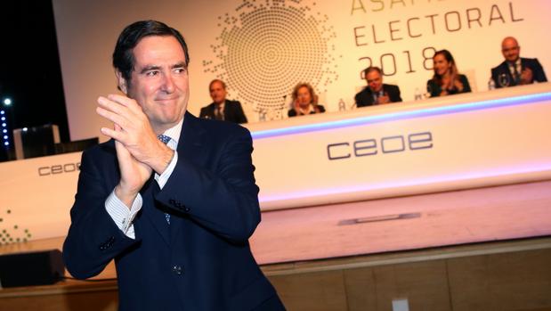 La CEOE y Caixabank firman una línea de financiación a empresas de 20.000 millones