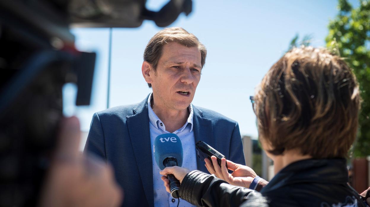 Fernando Herrero, el secretario general de Adicae, a la entrada de la Audiencia Nacional