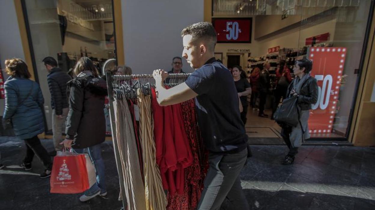 Las rebajas lastran las ventas de la moda a precios de temporada, según Acotex