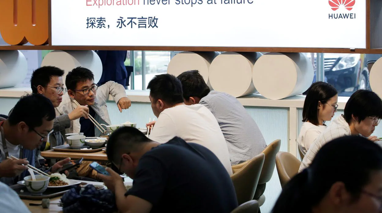 Empleados comen en la sede central de Huawei en Shenzhen, China