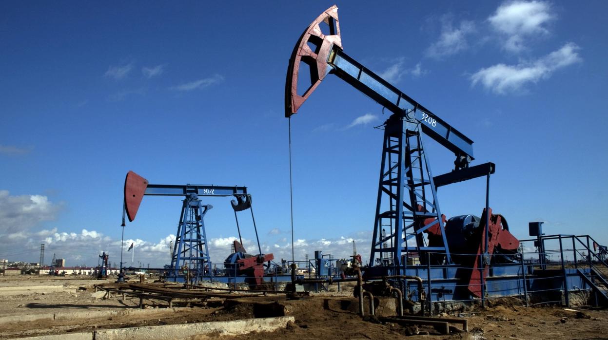 El precio del petróleo baja a su nivel más bajo desde febrero