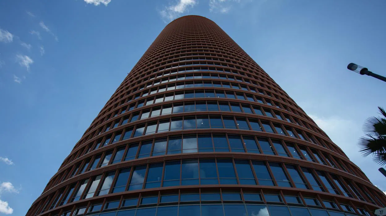La firma tiene sus oficinas en las plantas 12 y 13 de Torre Sevilla
