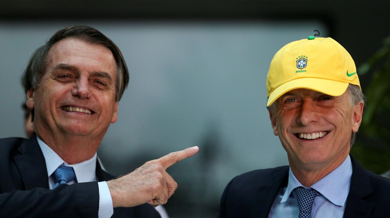 Los presidentes de Brasil, Jair Bolsonaro (izda) y de Argentina, Mauricio Macri (dcha) durante la primera visita oficial del brasileño a tierras argentinas